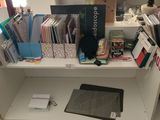 un bureau sur lequel est posé un ordinateur portable dans une pièce