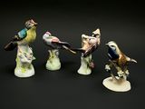 cinq figurines d'oiseaux empilées les unes sur les autres