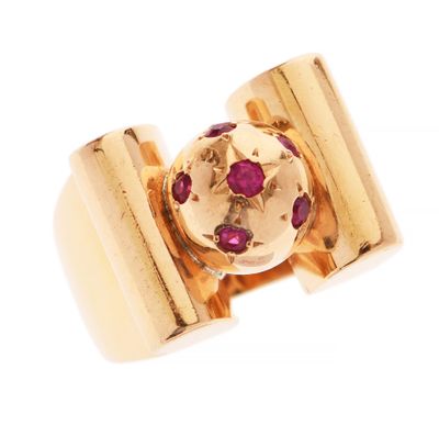 une image montrant un gros plan d'une bague en or sertie d'une pierre rose