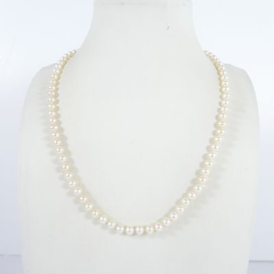 a white pearl necklace on a mannequin mannequin mannequin mannequin mannequin mannequin mannequin mannequin manne