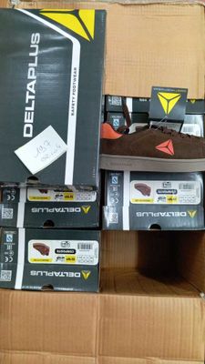de nombreuses boîtes de chaussures posées sur une boîte en carton