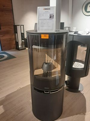 une vitrine en verre avec une horloge à l'intérieur