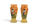 deux vases avec des oiseaux peints assis sur une table
