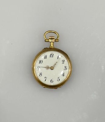 une petite montre de poche en or avec un cadran blanc