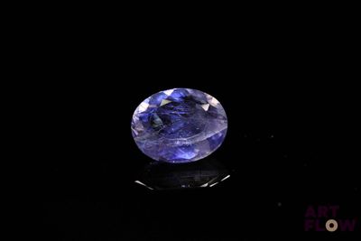 un gros plan d'un saphir bleu sur une surface noire