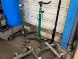 deux scooters garés l'un à côté de l'autre dans un garage