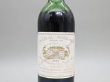 une bouteille de vin rouge posée sur une table blanche