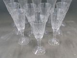 six verres à vin transparents posés les uns à côté des autres sur une table