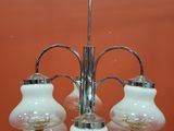 un lustre auquel sont suspendues cinq lampes