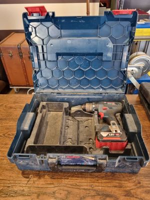 une boîte à outils avec des outils posés sur une table