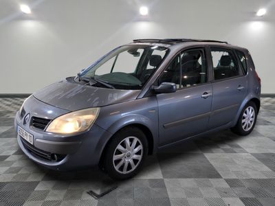 la photo d'une voiture grise garée dans un garage