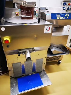 une machine posée sur le comptoir d'une cuisine
