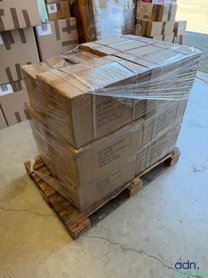 une grande pile de cartons sur une palette dans un entrepôt