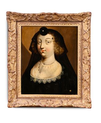 portrait d'une femme en robe noire portant un collier de perles
