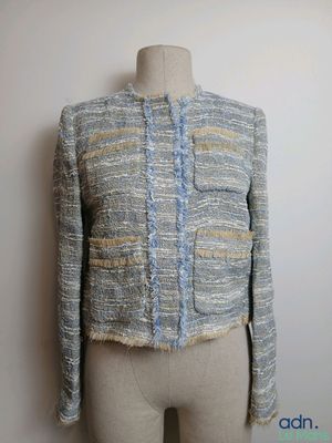 un gros plan sur un mannequin vêtu d'une veste