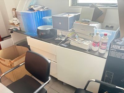 Deux meubles blancs en mélaminé et un meuble rouge 4 portes