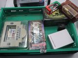 une boîte verte contenant plein d'objets différents