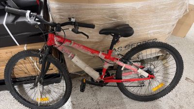 un vélo qui se trouve devant une boîte