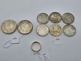 un gros plan sur un tas de pièces de monnaie et une bague posés sur une table