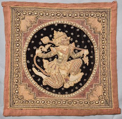 Pièce en soie et tissus brodée en polychromie sur fond noir …