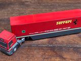 un camion miniature posé sur une table en bois
