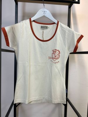 T-shirt blanc avec bordure rouge et logo sur la poitrine