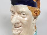 une tête en céramique représentant un homme portant un chapeau bleu