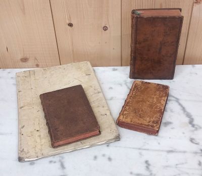 deux vieux livres posés sur une table l'un à côté de l'autre