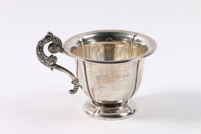 une coupe en argent avec une anse, sur fond blanc