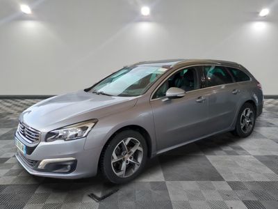 une voiture argentée est garée sur le sol à carreaux d'un garage