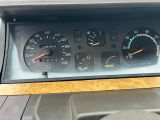 un gros plan du tableau de bord d'une voiture, avec un compteur de vitesse et des jauges