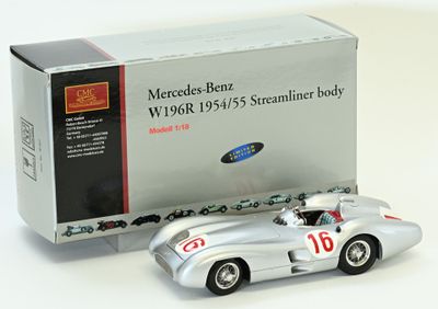 une maquette argentée d'une voiture de course devant un stand