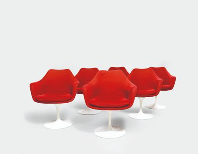 quatre chaises Tulip rouges alignées, avec des piètements blancs