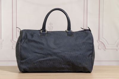 un sac à main noir posé sur une table en bois