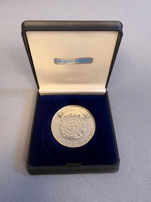 l'image d'une pièce d'argent dans une boîte noire