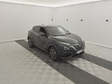 une image d'une voiture garée dans un garage