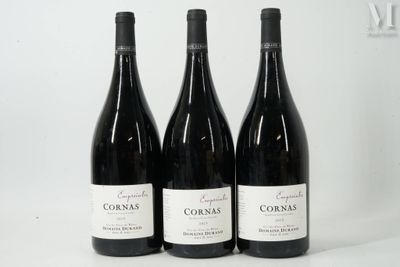 trois bouteilles de vin rouge sont alignées sur une surface blanche