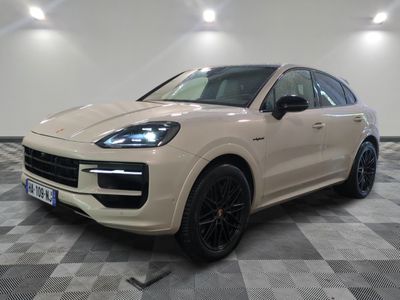 Une Porsche Cayenne blanche est garée sur un sol à damier