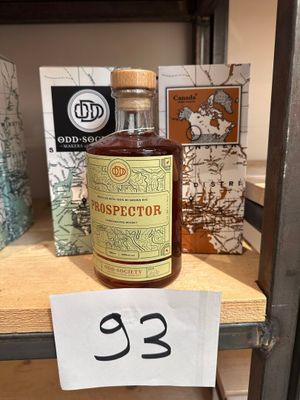 une bouteille d'alcool posée sur une étagère, avec une étiquette de prix