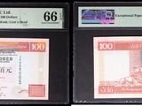 Trois types de monnaies différents sont exposés dans une vitrine