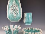trois vases et un bol exposés sur une table