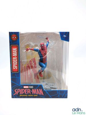 figurine de Spider-Man dans une boîte sur fond blanc