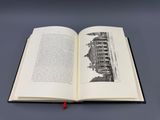 un livre ouvert sur lequel figure l'image d'un bâtiment