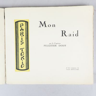 un livre ouvert dont la couverture porte un titre jaune et noir