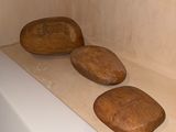 trois pains posés sur une étagère dans une salle de bains