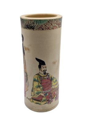 un vase avec l'image d'un homme et d'une femme dessus