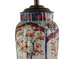 une lampe posée sur une table