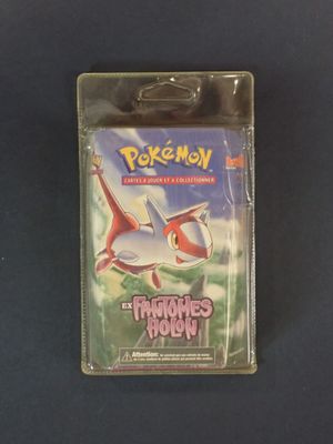 un gros plan d'un porte-cartes orné d'un personnage Pokémon