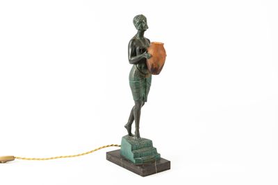 une image représentant une statue en bronze d'une femme tenant un panier