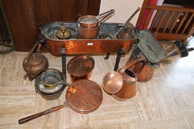 de nombreuses casseroles et poêles qui traînent par terre